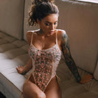 Body Rosa Bella com Bordado Floral e Amarração Lateral – Sensualidade em Cada Detalhe