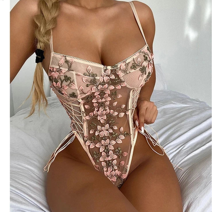 Body Rosa Bella com Bordado Floral e Amarração Lateral – Sensualidade em Cada Detalhe