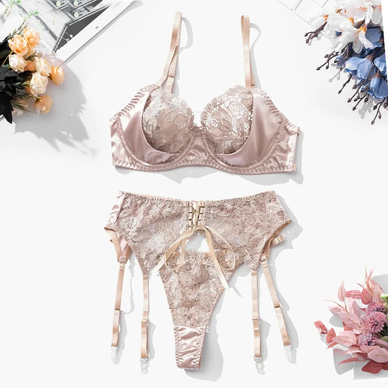 Conjunto Lingerie Aurora Champagne – 3 Peças com Renda Bordada e Cinta Liga