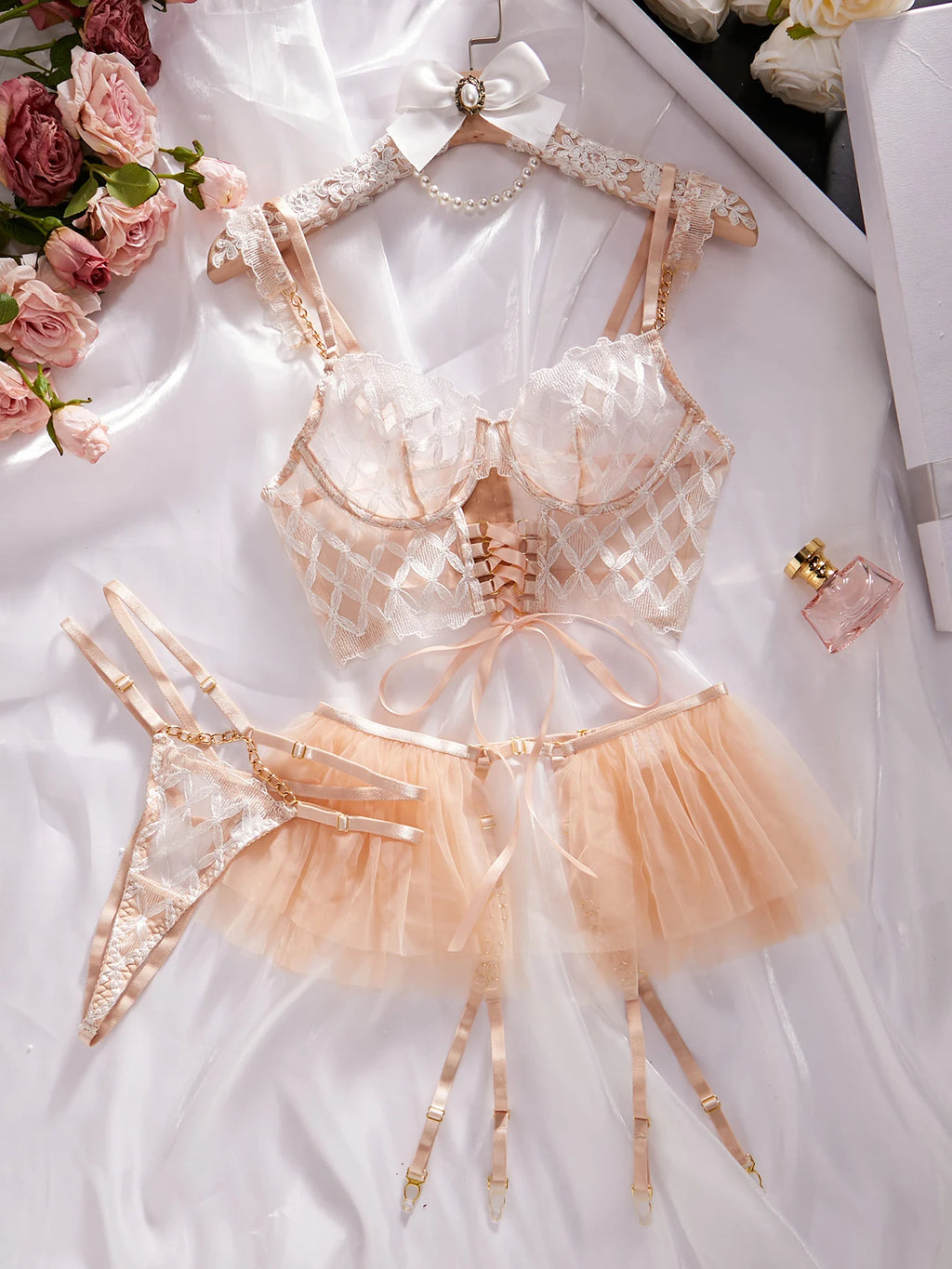 Conjunto Giovanna 3 Peças – Lingerie Sensual com Tule, Bordado e Tiras