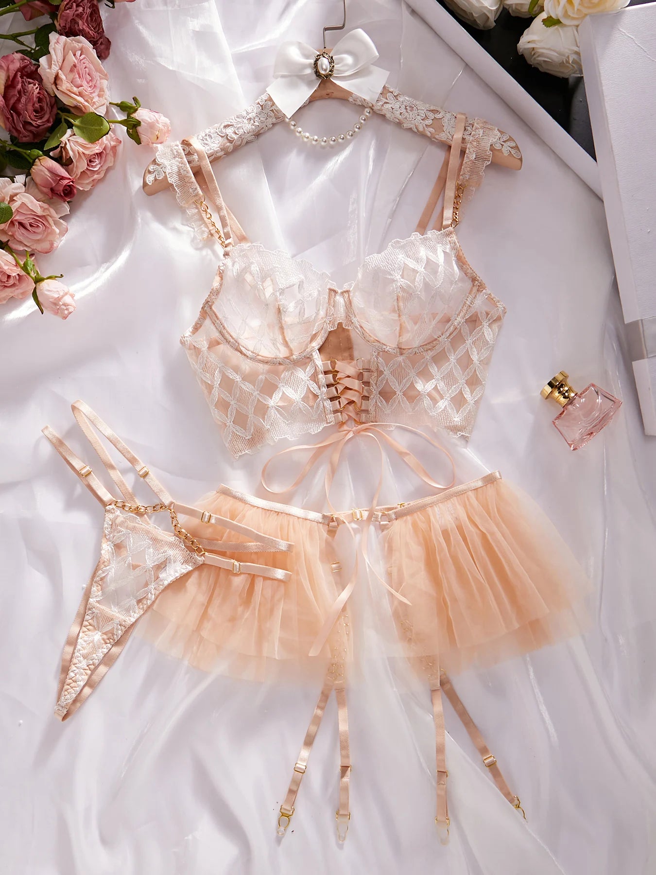 Conjunto Giovanna 3 Peças – Lingerie Sensual com Tule, Bordado e Tiras