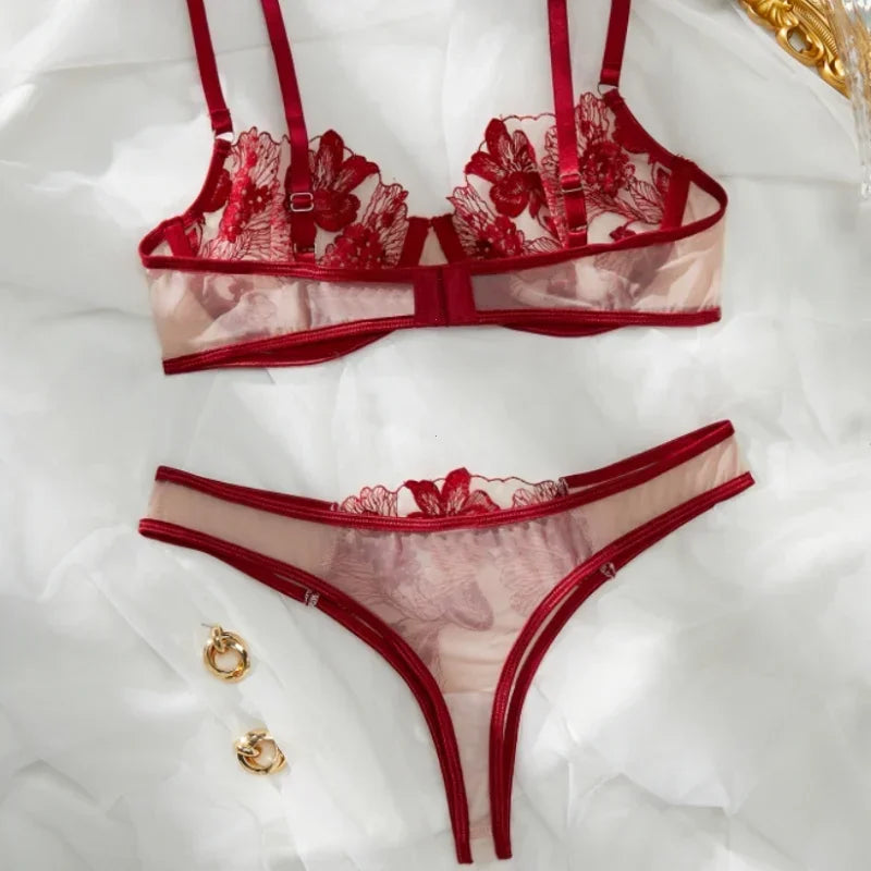 Conjunto de Lingerie Cláudia – Bordado Floral Luxuoso e Transparência Sedutora