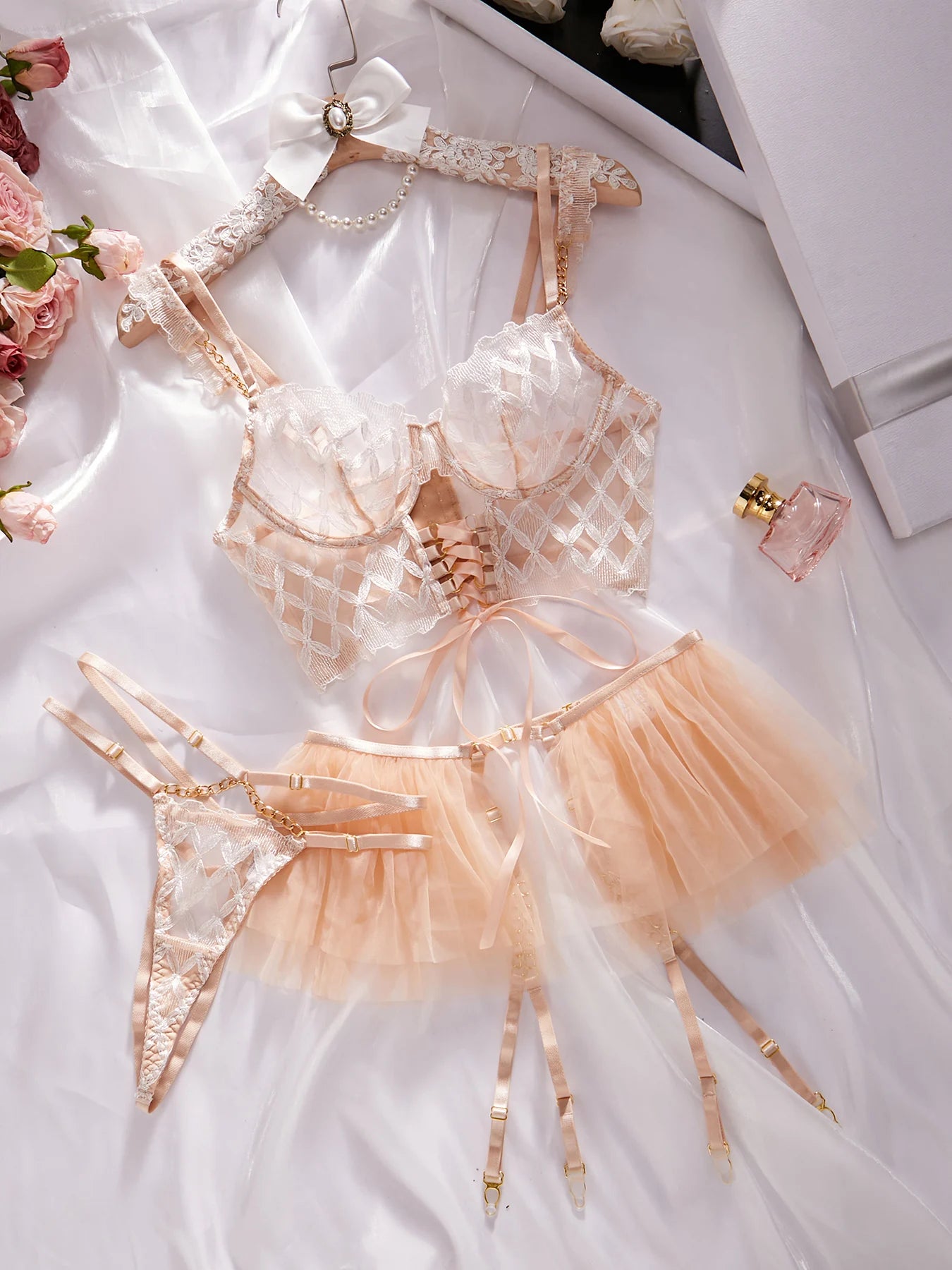 Conjunto Giovanna 3 Peças – Lingerie Sensual com Tule, Bordado e Tiras
