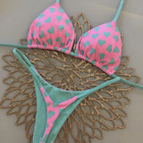 Top rosa com estampa de corações verdes +calcinha verde com detalhe rosa estampado