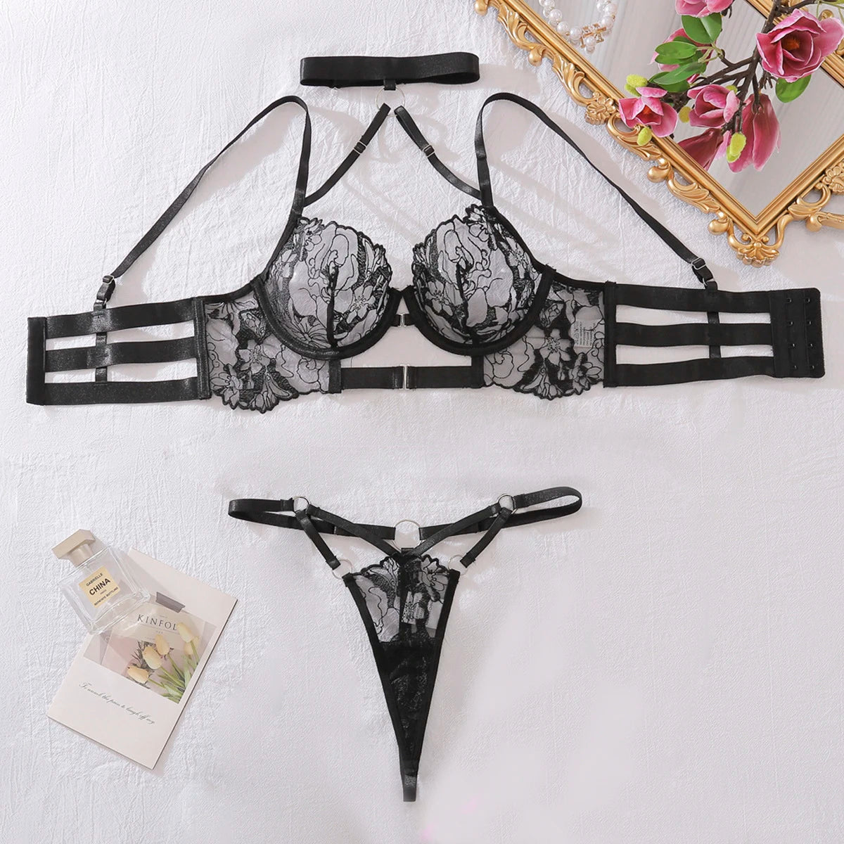 Conjunto Desire – Lingerie Sexy Bordada com Transparência e Detalhes Strappy