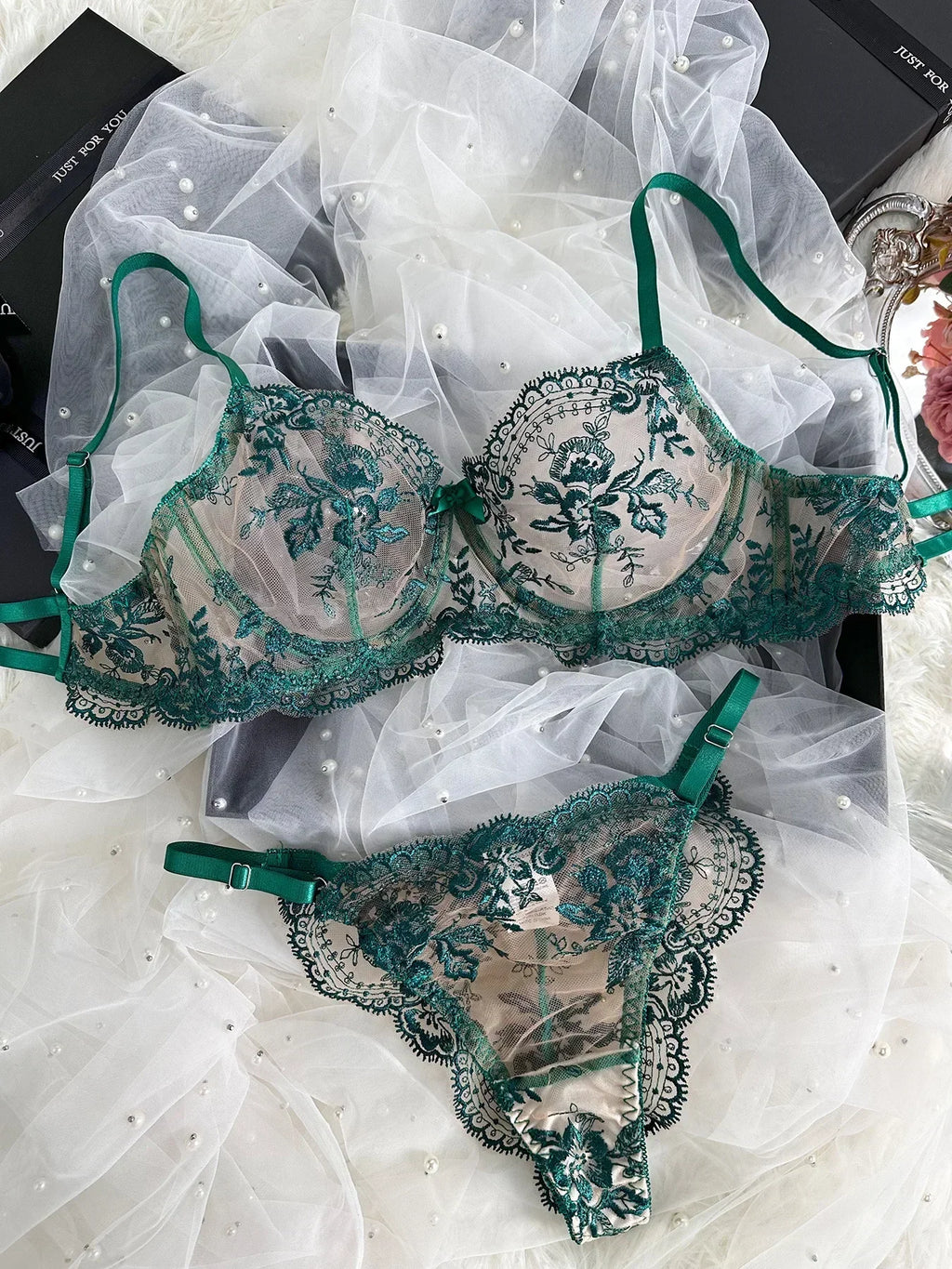 Conjunto Isadora – Lingerie Sexy com Renda Floral e Transparência Elegante
