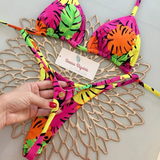 Estampa tropical com folhagens coloridas
