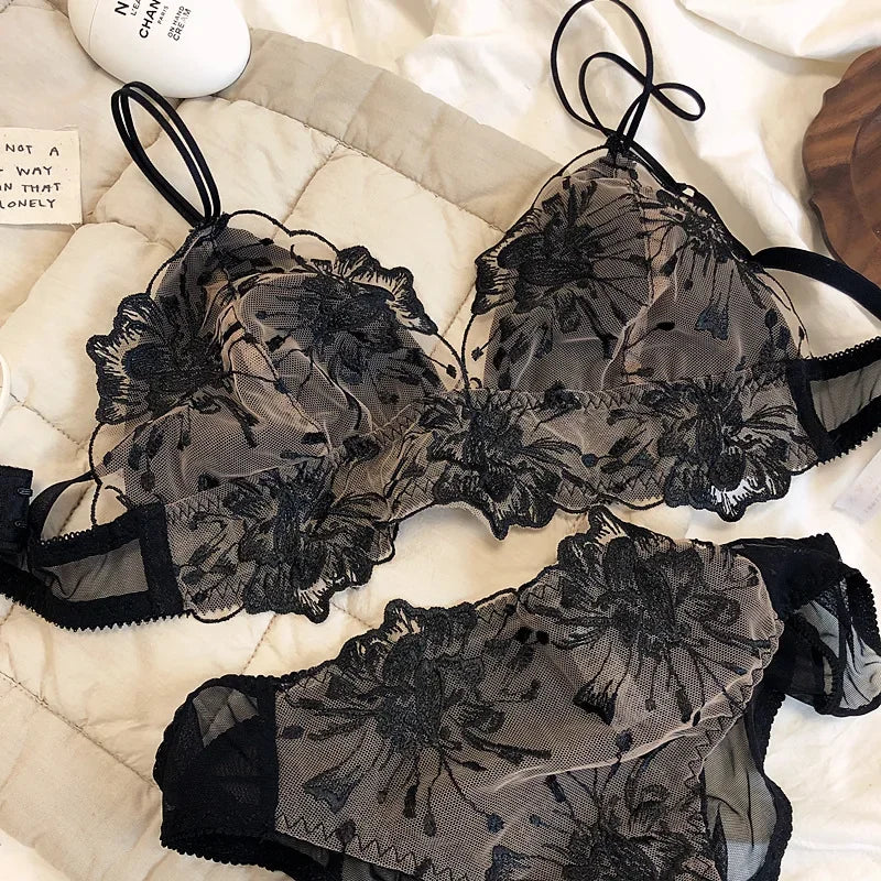 Conjunto Belle – Lingerie Romântica com Renda Francesa e Bordado Floral