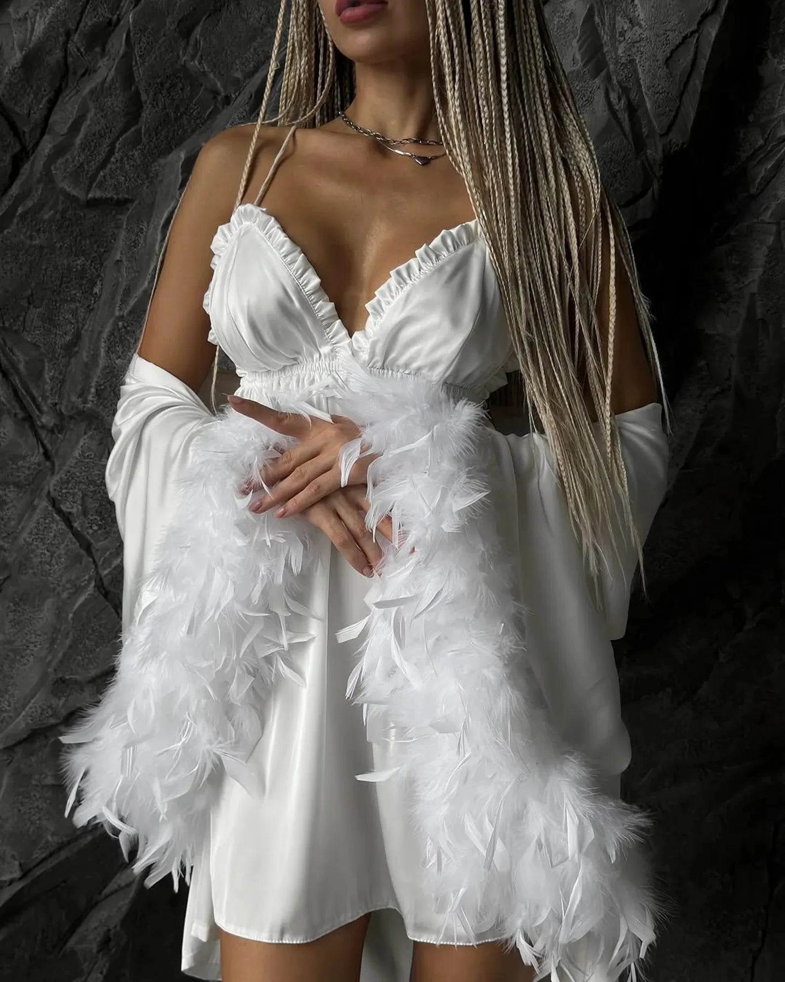 Camisola Valentina – Cetim Luxuoso com Acabamento em Plumas
