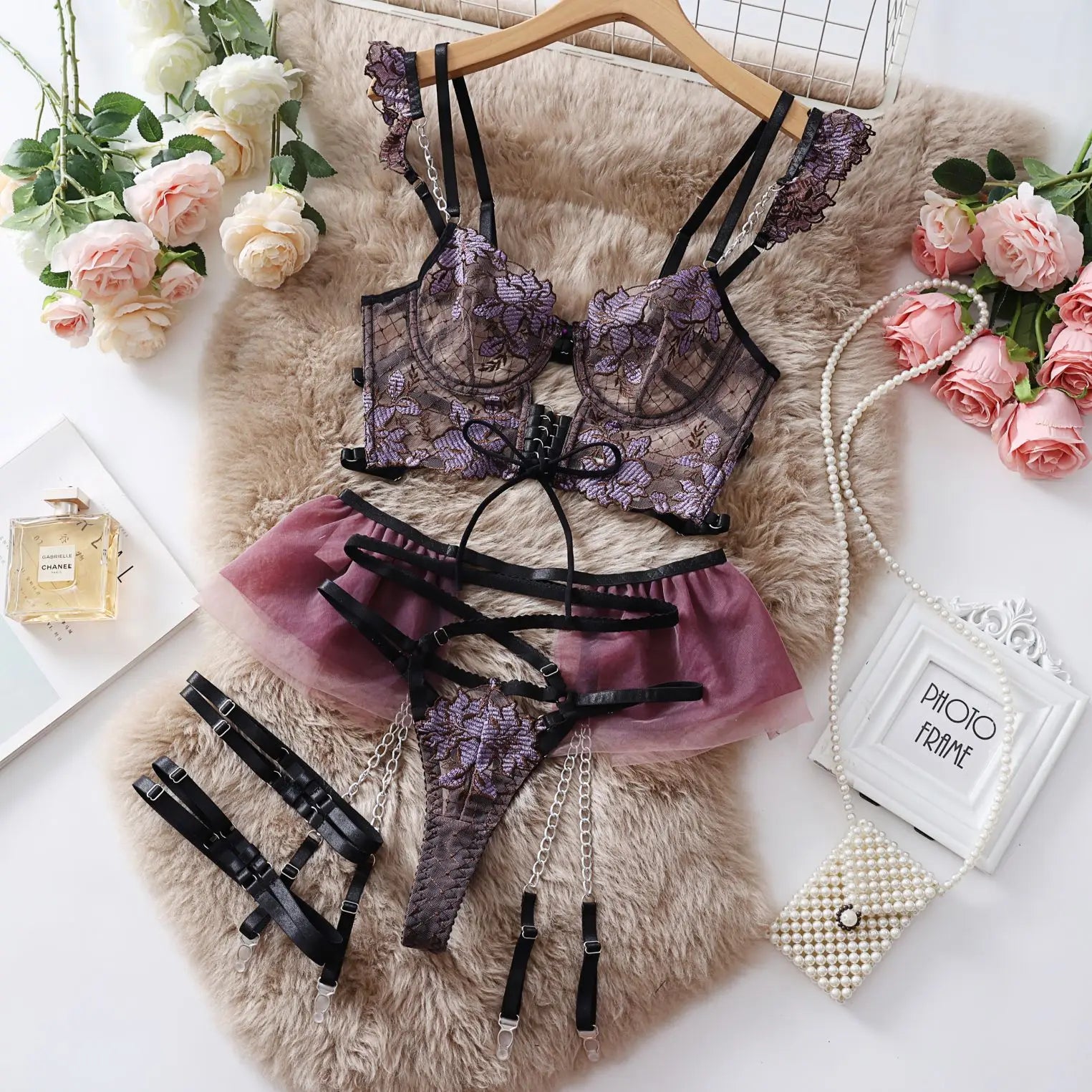 MIRABELLE – Lingerie Sexy e Sofisticada com Renda Floral e Recortes Ousados