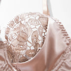 Conjunto Lingerie Aurora Champagne – 3 Peças com Renda Bordada e Cinta Liga