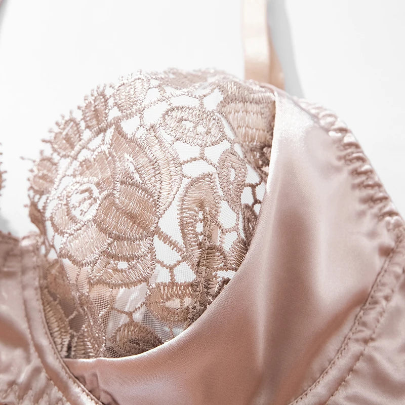 Conjunto Lingerie Aurora Champagne – 3 Peças com Renda Bordada e Cinta Liga