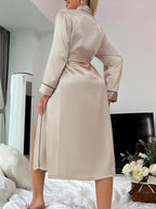 Robe Camila – Cetim Elegante com Cinto e Acabamento Contrastante