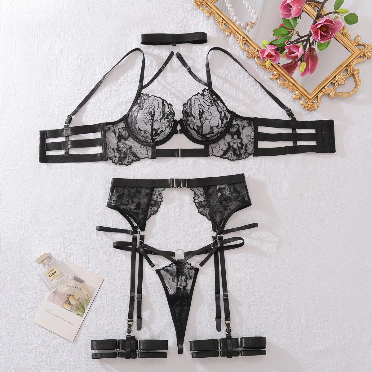 Conjunto Desire – Lingerie Sexy Bordada com Transparência e Detalhes Strappy