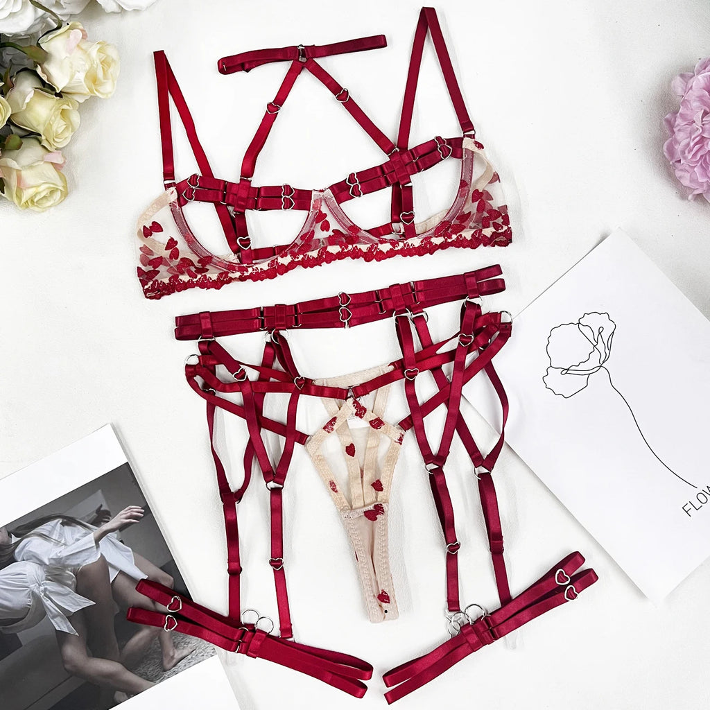 Conjunto Scarlet com Bordado de Corações e Strappy Sensual