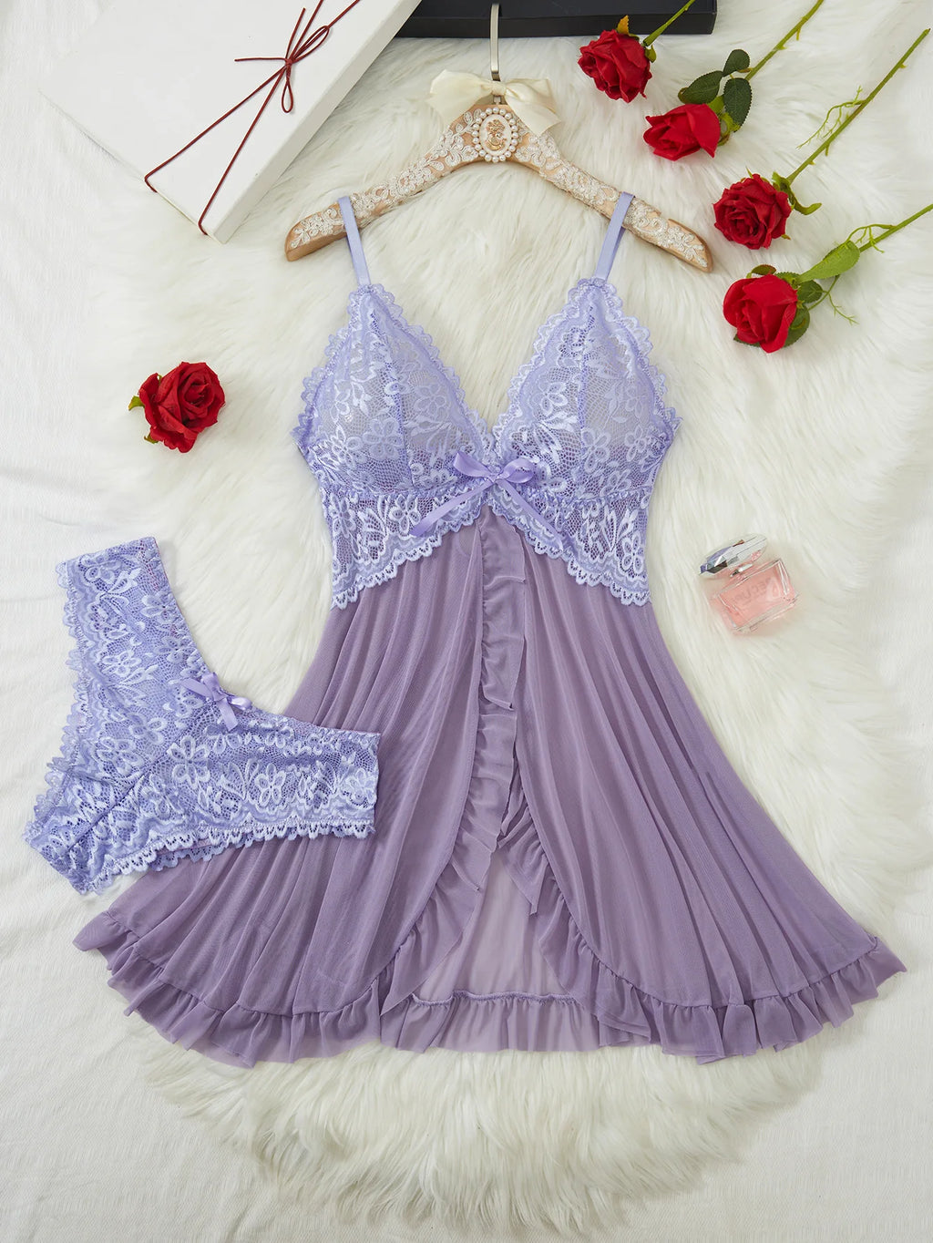 Amelie  – Nightgown em Renda Contrastante com Decote Profundo e Fenda