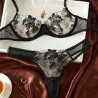 Conjunto de Lingerie Cláudia – Bordado Floral Luxuoso e Transparência Sedutora