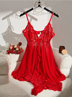 Amelie  – Nightgown em Renda Contrastante com Decote Profundo e Fenda