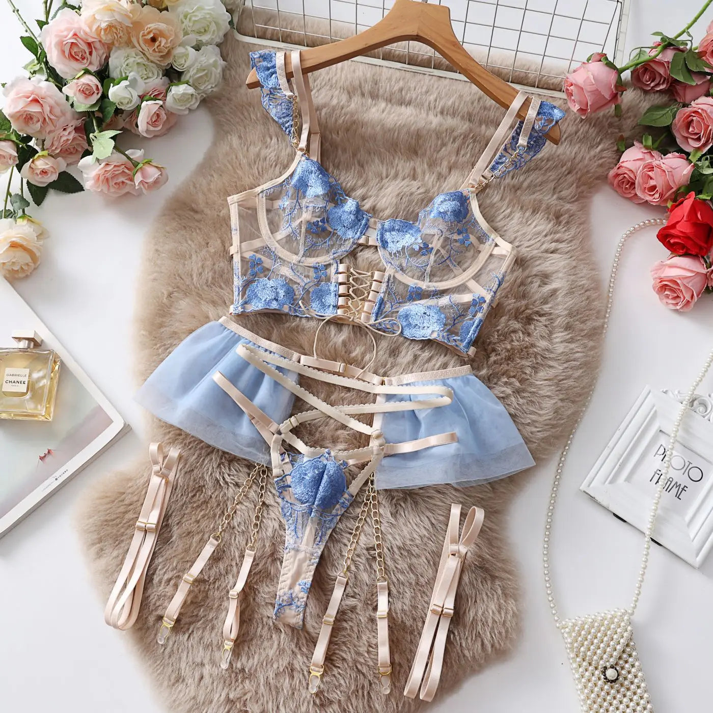 MIRABELLE – Lingerie Sexy e Sofisticada com Renda Floral e Recortes Ousados
