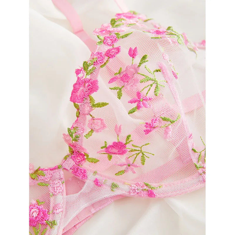 Conjunto Rosé Bloom – Lingerie Bordada Transparente com Toque Romântico