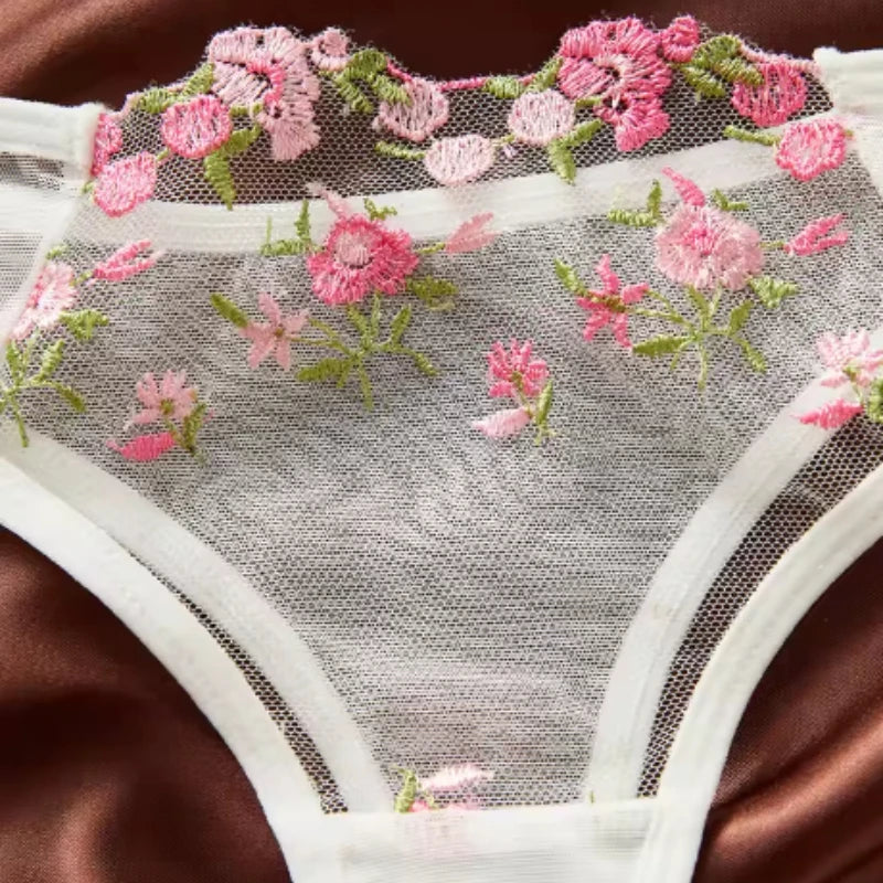 Conjunto Luara – Lingerie Bordada em Tule Transparente com Renda Floral