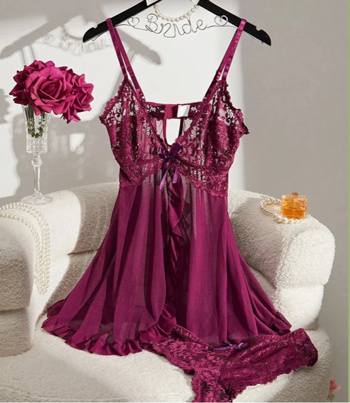 Amelie  – Nightgown em Renda Contrastante com Decote Profundo e Fenda