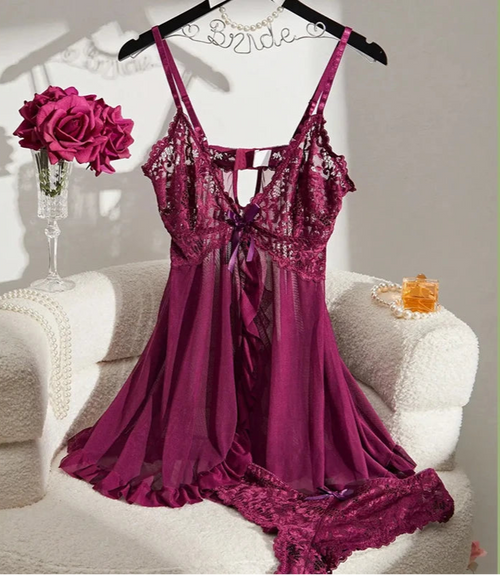 Amelie  – Nightgown em Renda Contrastante com Decote Profundo e Fenda