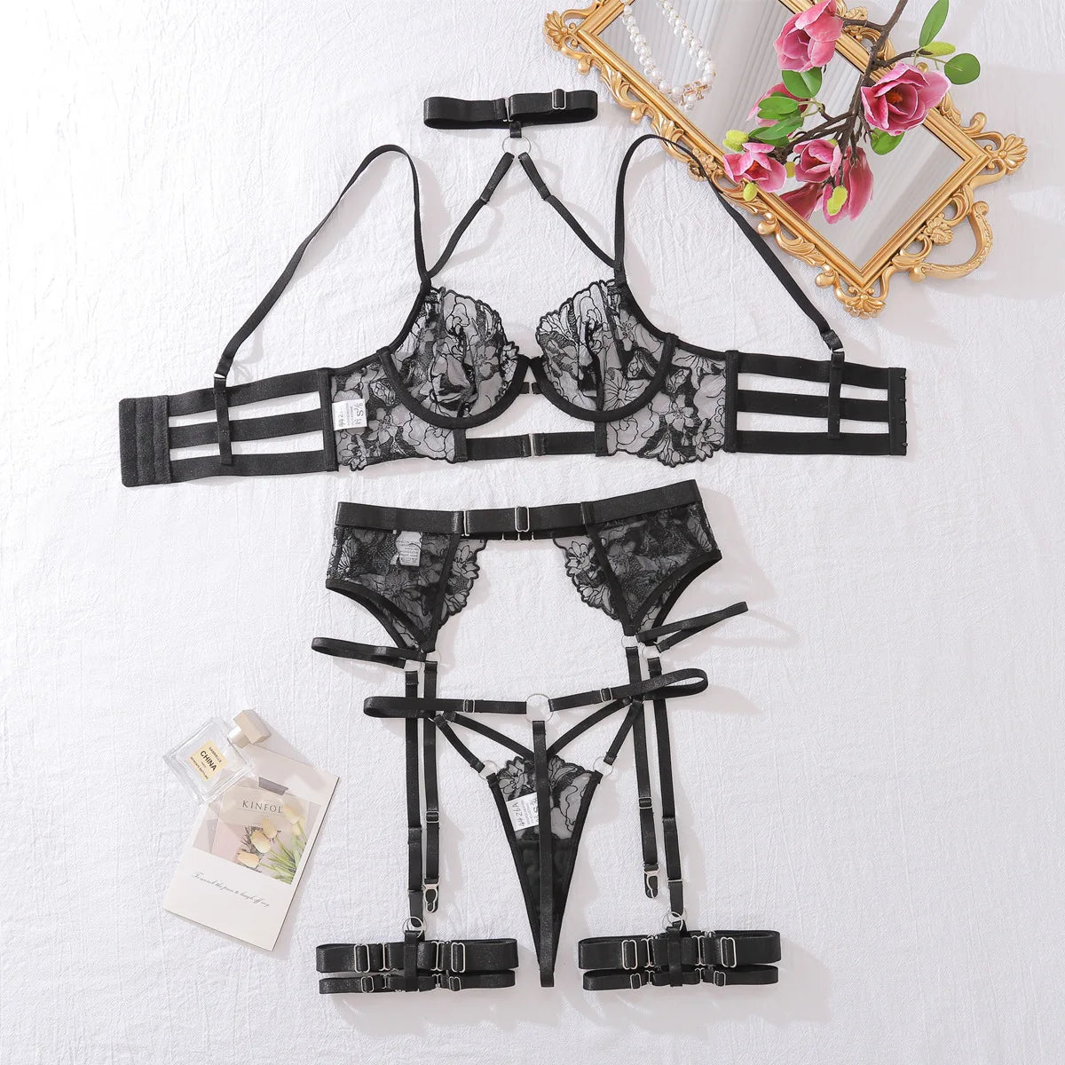 Conjunto Desire – Lingerie Sexy Bordada com Transparência e Detalhes Strappy