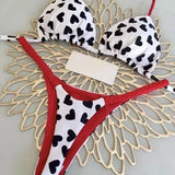 Top branco com estampa de corações pretos + calcinha vermelha com detalhe branco estampado