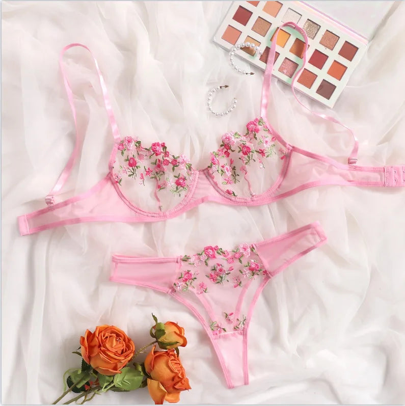 Conjunto Rosé Bloom – Lingerie Bordada Transparente com Toque Romântico
