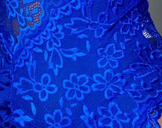 Amelie  – Nightgown em Renda Contrastante com Decote Profundo e Fenda