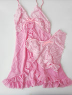 Amelie  – Nightgown em Renda Contrastante com Decote Profundo e Fenda