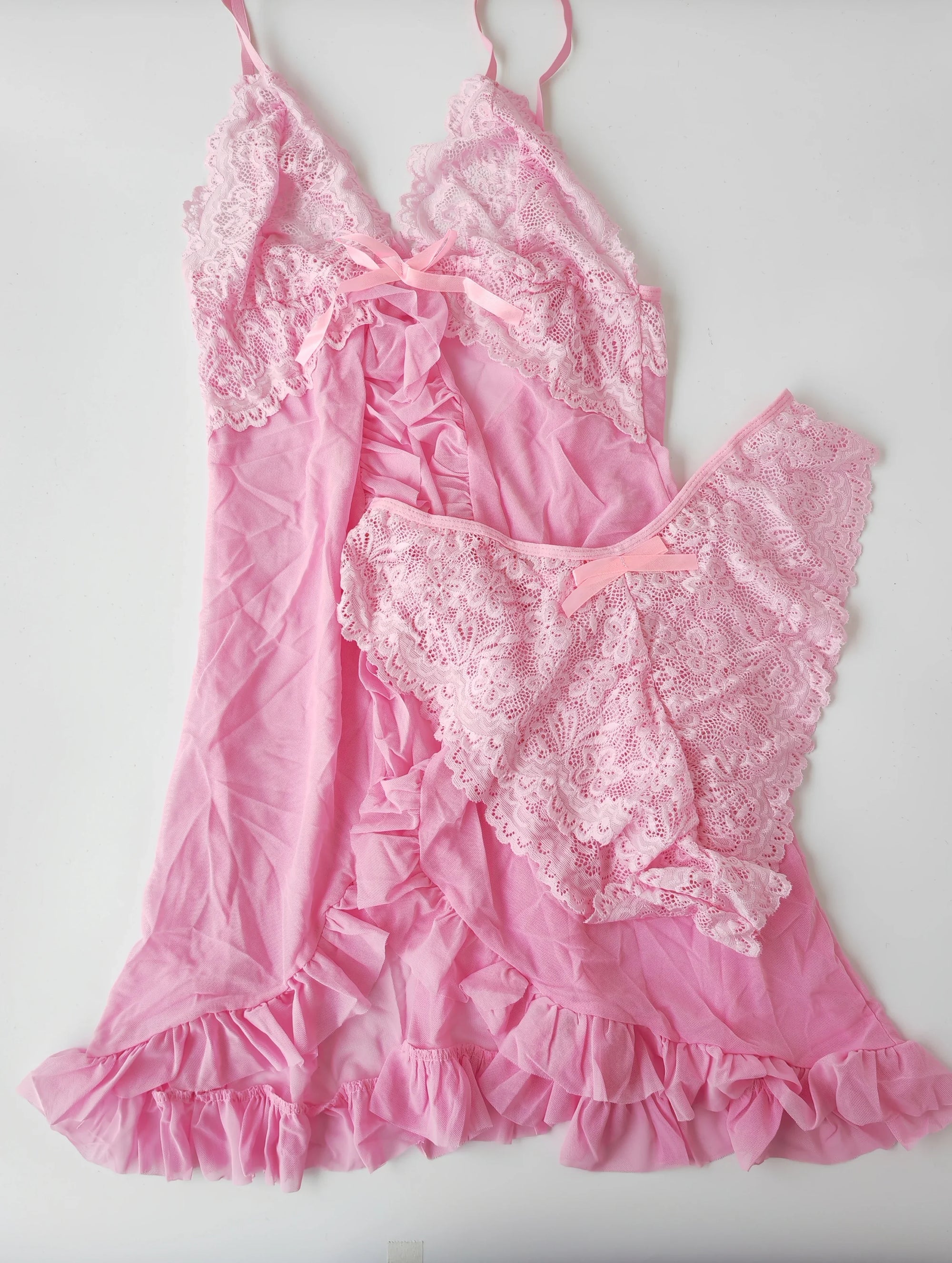 Amelie  – Nightgown em Renda Contrastante com Decote Profundo e Fenda