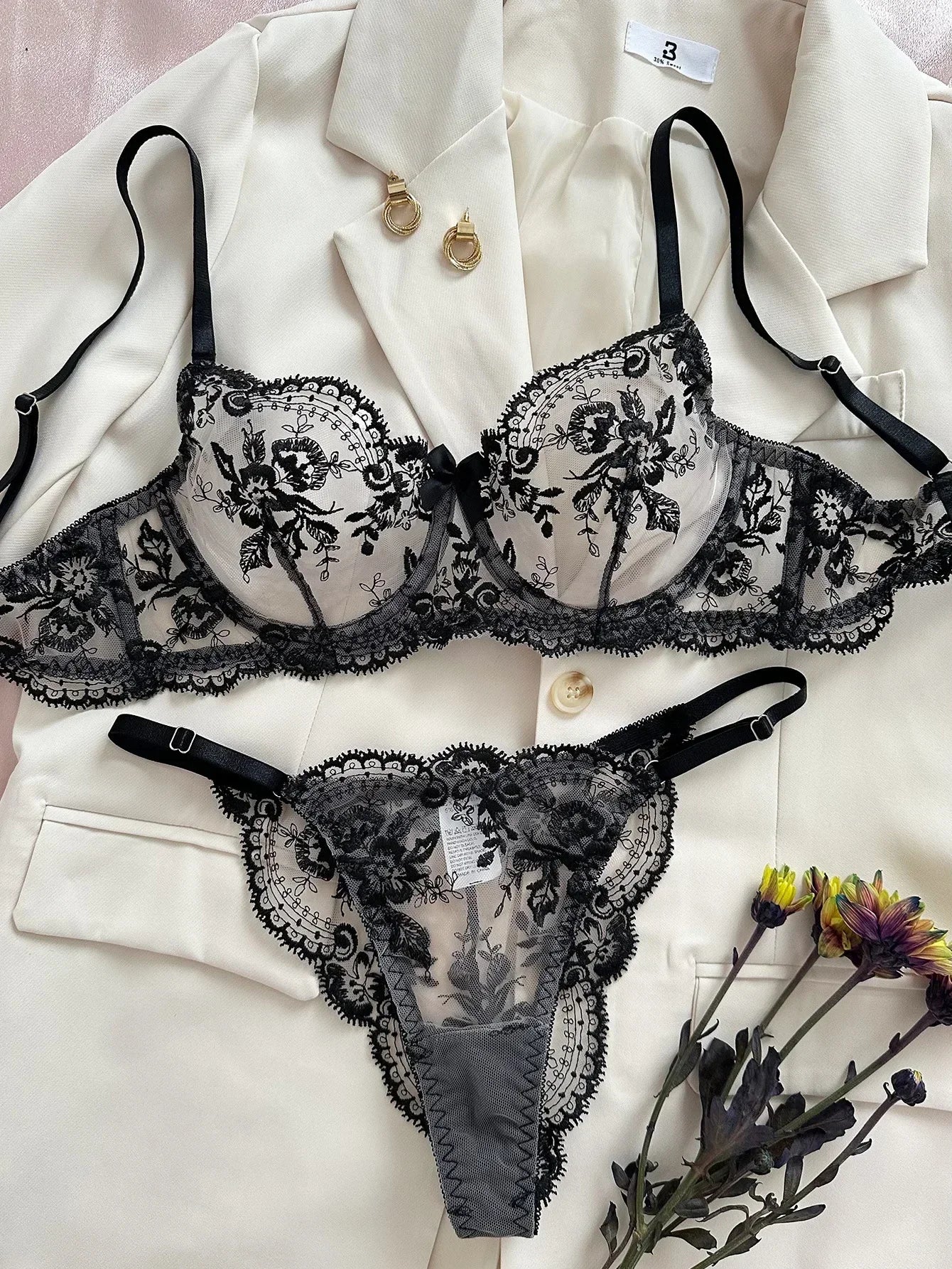Conjunto Isadora – Lingerie Sexy com Renda Floral e Transparência Elegante