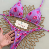 Lilás estampado com bocas em rosa pink e vermelho