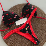Preto com estampa de cerejas e detalhes em vermelho