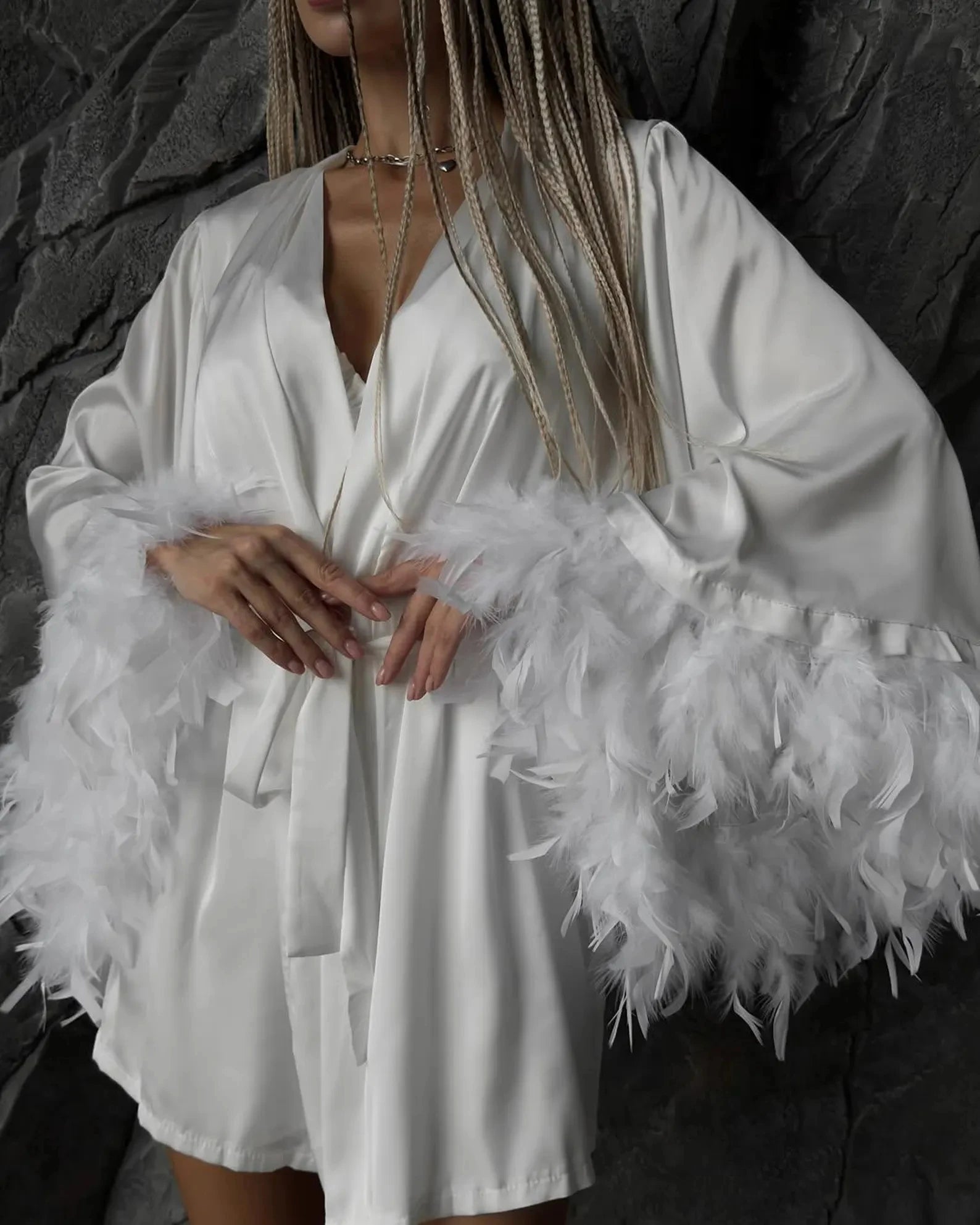 Camisola Valentina – Cetim Luxuoso com Acabamento em Plumas