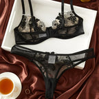 Conjunto de Lingerie Cláudia – Bordado Floral Luxuoso e Transparência Sedutora