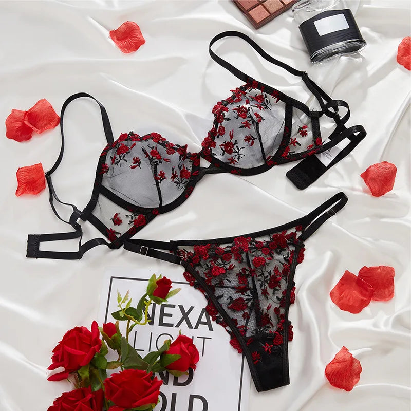 Conjunto Rosé Bloom – Lingerie Bordada Transparente com Toque Romântico